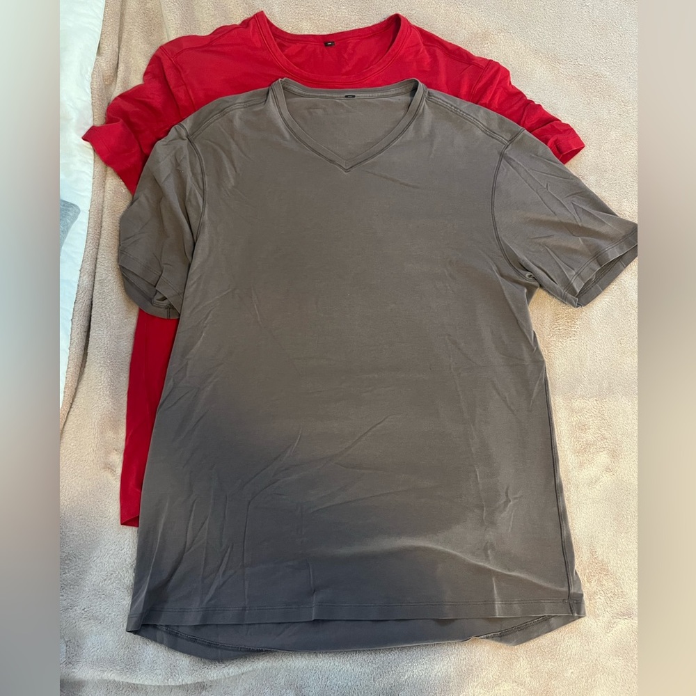 Lululemon 2 L TEES -mens